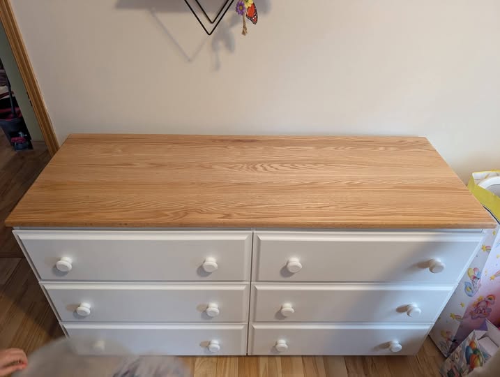 Commode blanche à six tiroirs avec dessus en bois